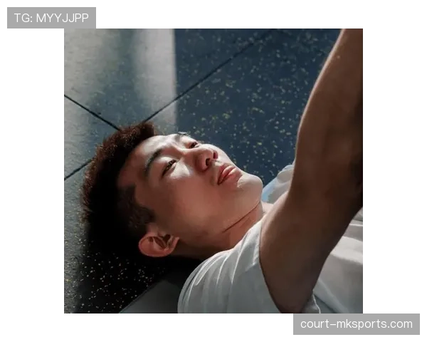 孙铭徽训练完直接拎两袋蛋白粉去接娃，这爹当的比超人还满