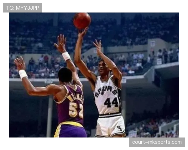 冰人乔治·格文无球跑动撕裂防线，高效得分改变进攻结构