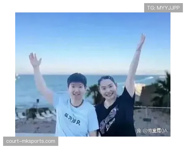 何卓佳出门带的包，比我一个月工资还多？这生活咋这么反差...