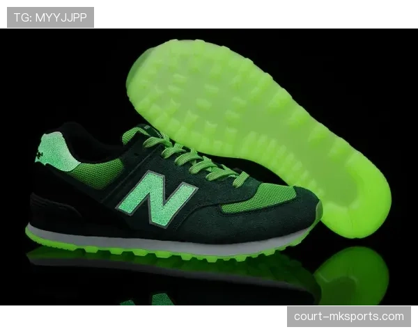 威少又穿荧光绿拖鞋去训练馆了，这穿搭是真不怕瞎眼啊？